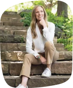Lowey Bundy Sichol posing on stairs.